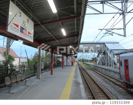アメリカ国旗を模した宇佐駅の駅名標 119331309