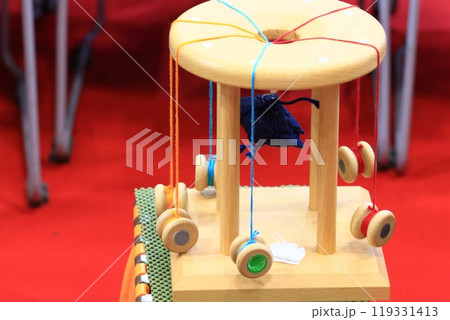 組紐を編む組台　伝統工芸の組紐づくり 119331413