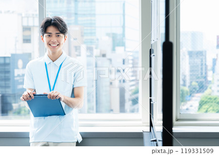 介護スタッフの男性 119331509