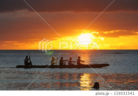 夏の夕日を背に走るカヤックinグアム 夏の夕日を背に走るカヤックinグアム 119331541