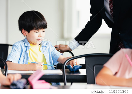 塾で勉強する小学生 119331563