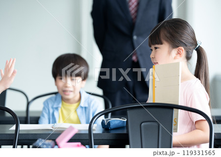 塾で勉強する小学生 塾で勉強する小学生 119331565