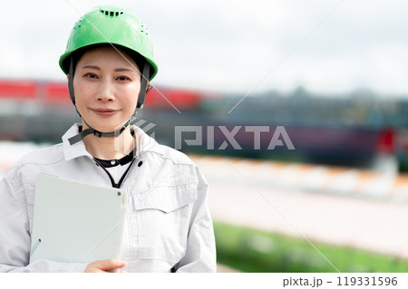 橋の建設現場とヘルメットを被った作業服姿の女性 119331596