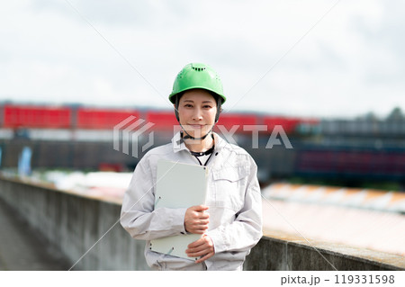 橋の建設現場とヘルメットを被った作業服姿の女性 橋の建設現場とヘルメットを被った作業服姿の女性 119331598