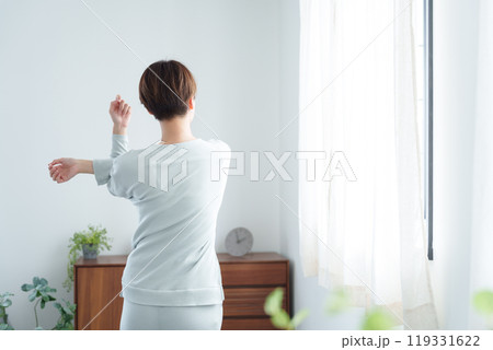 朝パジャマでストレッチする女性 朝パジャマでストレッチする女性 119331622