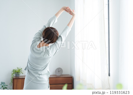 朝パジャマでストレッチする女性 119331623