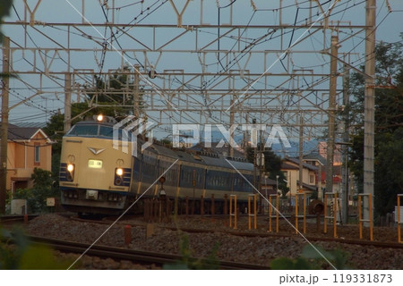 早朝の東海道線にやってきた583系電車(秋田車)の団体列車_2008/7/31撮影 119331873