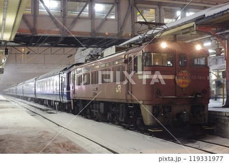 青森駅で発車を待つ急行 はまなす 119331977