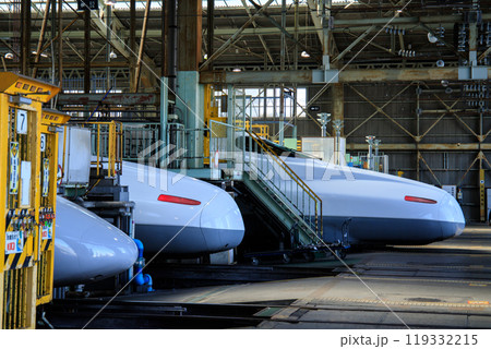 検修庫に佇むN700系新幹線 検修庫に佇むN700系新幹線 119332215