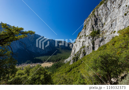 Sunny high angle view of the landscape at Yosemite National Park 119332373