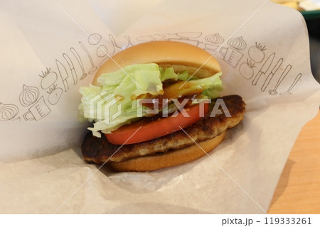 ハンバーガーチェーン店で食べる「ハンバーガー」 ハンバーガーチェーン店で食べる「ハンバーガー」 119333261