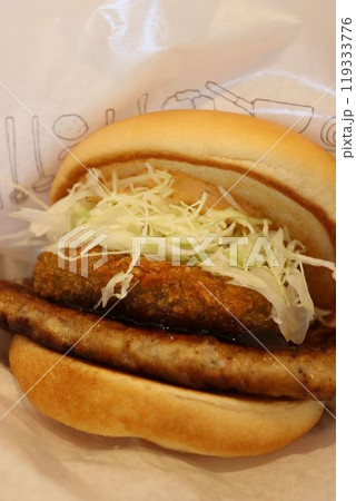 ハンバーガーチェーン店で食べる「ハンバーガー」 ハンバーガーチェーン店で食べる「ハンバーガー」 119333776