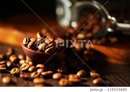 コーヒーキャニスターからこぼれたコーヒー豆 コーヒーキャニスターからこぼれたコーヒー豆 119333890