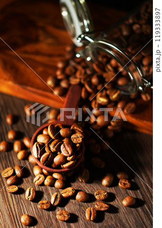 コーヒーキャニスターからこぼれたコーヒー豆 119333897