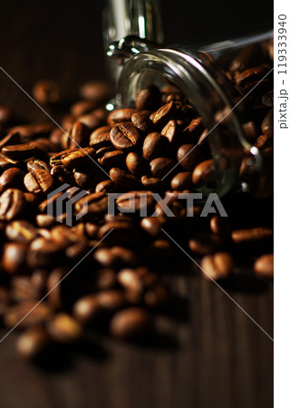 コーヒーキャニスターからこぼれたコーヒー豆 コーヒーキャニスターからこぼれたコーヒー豆 119333940