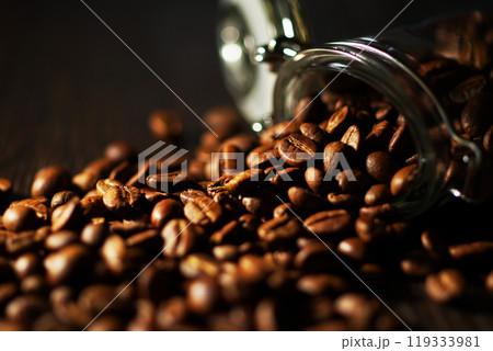 コーヒーキャニスターからこぼれたコーヒー豆 コーヒーキャニスターからこぼれたコーヒー豆 119333981
