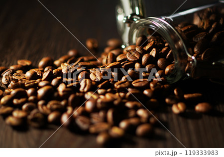 コーヒーキャニスターからこぼれたコーヒー豆 119333983