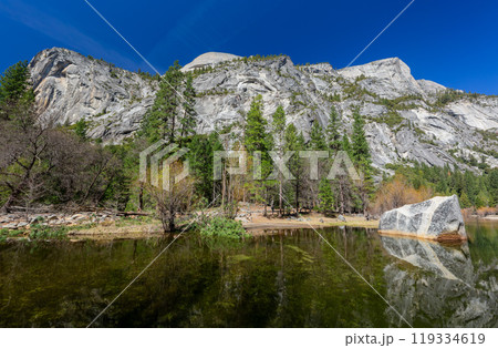 Sunny view of the mirror lake landscape in Yosemite National Park 119334619