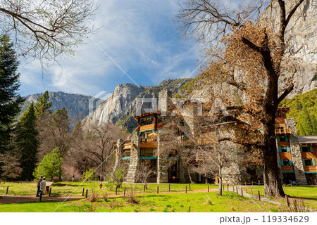 Exterior view of the famous The Ahwahnee hotel at Yosemite National Park 119334629