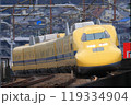 カーブを駆け抜けるドクターイエロー 119334904