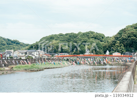 川と鯉のぼり 119334912