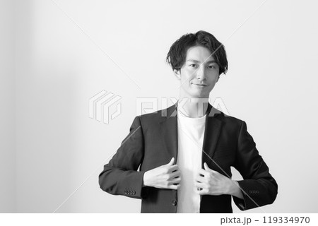 視線を向ける30代男性のポートレート　ビジネスカジュアル　モノクロイメージ 119334970
