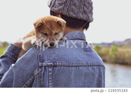 初めての抱っこ散歩 119335183