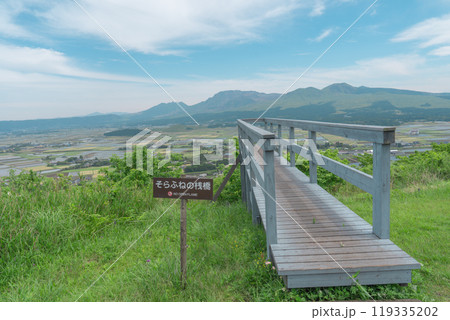 【熊本県阿蘇】そらふねの桟橋と青空 【熊本県阿蘇】そらふねの桟橋と青空 119335202