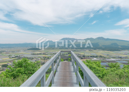 【熊本県阿蘇】そらふねの桟橋と青空 119335203