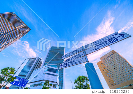 日本の横浜都市景観 10月。桜木町駅 新南口(市役所口)、横浜市役所や案内標識などを望む=1日 日本の横浜都市景観 10月。桜木町駅 新南口(市役所口)、横浜市役所や案内標識などを望む=1日 119335283