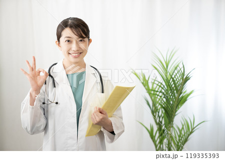 オーケーサインをして微笑む女性医師 119335393