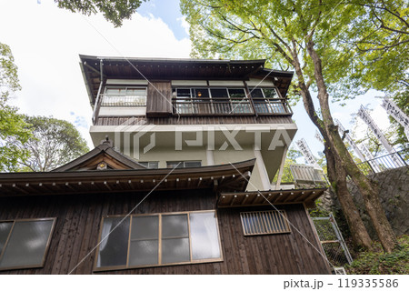石切劔箭神社上之社の下から見上げた社務所(2024年9月撮影) 石切劔箭神社上之社の下から見上げた社務所(2024年9月撮影) 119335586