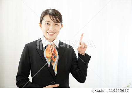 人差し指を立てて微笑むビジネスウーマン 119335637