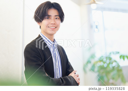 視線を向ける20代男性のポートレート 119335828