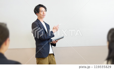 ホワイトボードの前に立って講義をする男性 ホワイトボードの前に立って講義をする男性 119335829