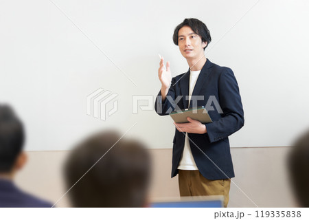 ホワイトボードの前に立って講義をする男性 ホワイトボードの前に立って講義をする男性 119335838