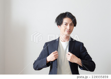 視線を向ける30代男性のポートレート ビジネスカジュアル 視線を向ける30代男性のポートレート ビジネスカジュアル 119335859
