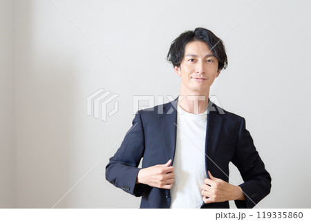 視線を向ける若い男性 ビジネスカジュアル 視線を向ける若い男性 ビジネスカジュアル 119335860