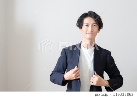 視線を向ける若い男性のポートレート ビジネスカジュアル 視線を向ける若い男性のポートレート ビジネスカジュアル 119335862