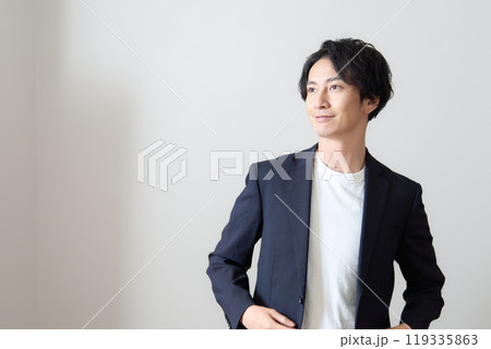 笑顔で遠くを見る若い男性 ビジネスカジュアル 笑顔で遠くを見る若い男性 ビジネスカジュアル 119335863