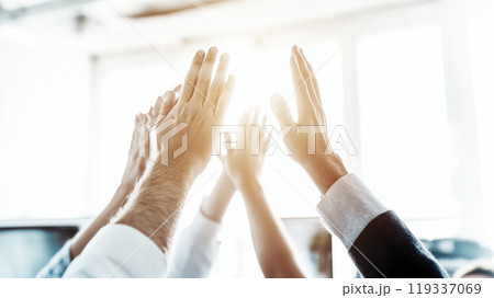 会社員達の協力を示すハイタッチシーン 会社員達の協力を示すハイタッチシーン 119337069