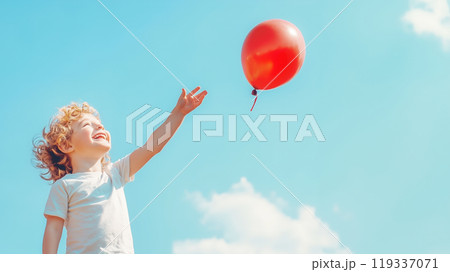 笑顔の子どもの手から風船が空に飛び立つ瞬間 笑顔の子どもの手から風船が空に飛び立つ瞬間 119337071