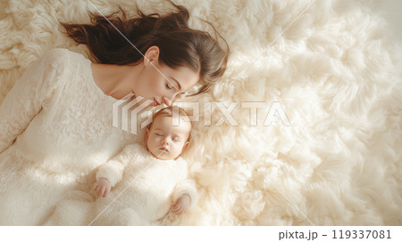 親子の愛情が伝わる、赤ちゃんと眠る母親 119337081