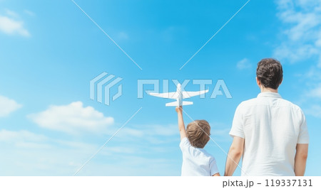青空の下で飛行機の模型を手にする少年と父親 青空の下で飛行機の模型を手にする少年と父親 119337131