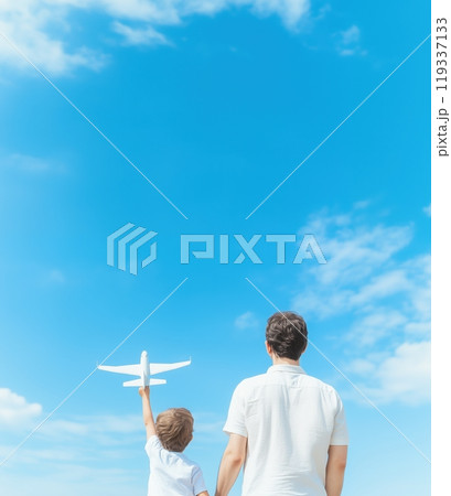 父親と一緒に楽しむ少年の飛行機遊び 父親と一緒に楽しむ少年の飛行機遊び 119337133