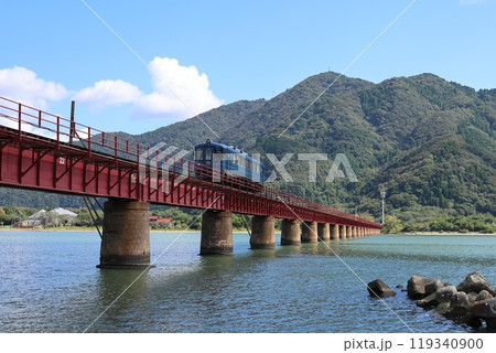 京都丹後鉄道「丹後あおまつ号」／ 由良川橋梁（土木学会選奨土木遺産）【宮津市】 119340900