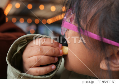 child eating french fries close up  119341131