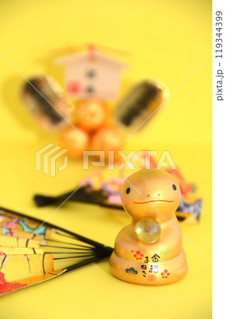 2025年年賀状素材・巳年・蛇の置物・黄色・金色バック 2025年年賀状素材・巳年・蛇の置物・黄色・金色バック 119344399