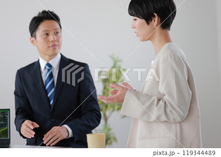 伏目がちに自分の考えを話すビジネスウーマン_1 伏目がちに自分の考えを話すビジネスウーマン_1 119344489