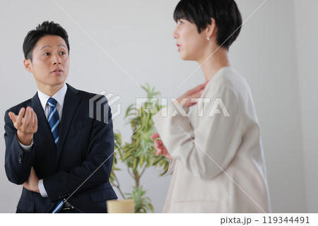 同僚が話したいことを汲み取ろうとするビジネスマン_1 同僚が話したいことを汲み取ろうとするビジネスマン_1 119344491